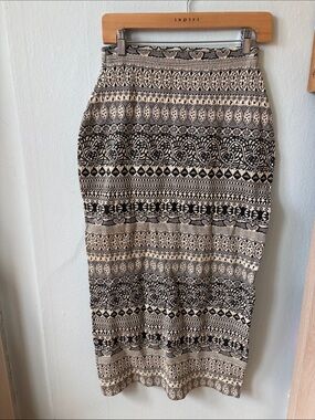le chateau Black and Cream Patterned Pencil Skirt